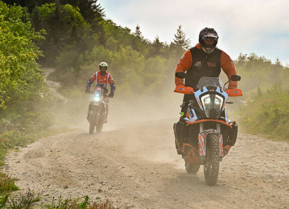Aventure moto et 4x4 hors des sentiers battus