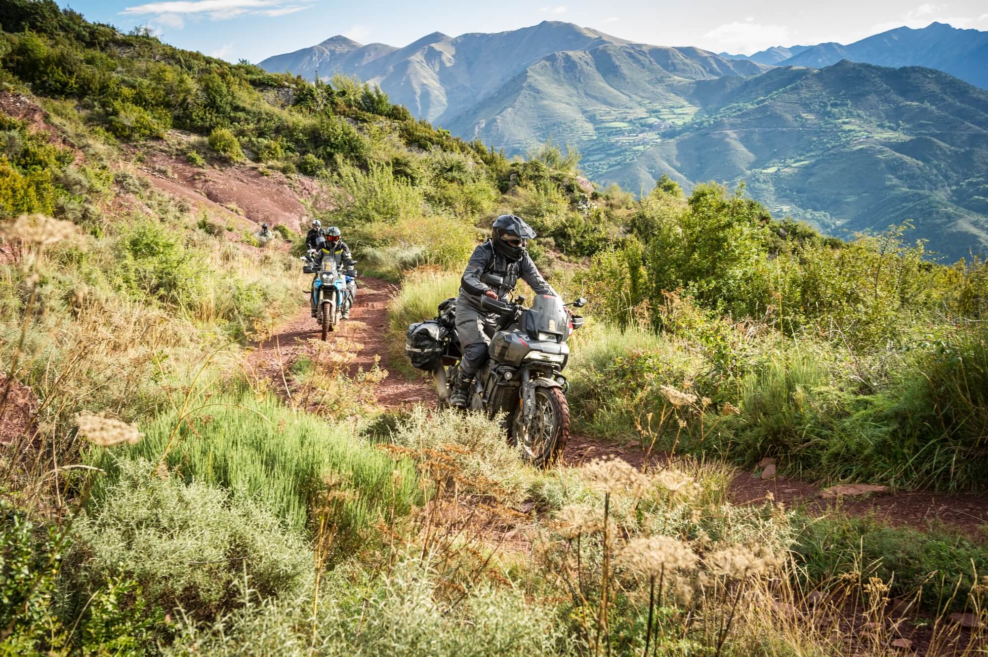 Aventure moto et 4x4 hors des sentiers battus